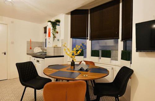 Green Street East Apartment | Two bedroom flat near transport & shops
