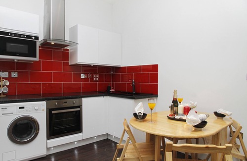 Hammersmith Broadway Apartment | Two bedroom flat with large private balcony 3