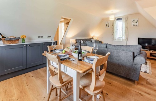 Fairford Apartment | Two bedroom holiday accommodation with indoor swimming pool - Meadow View