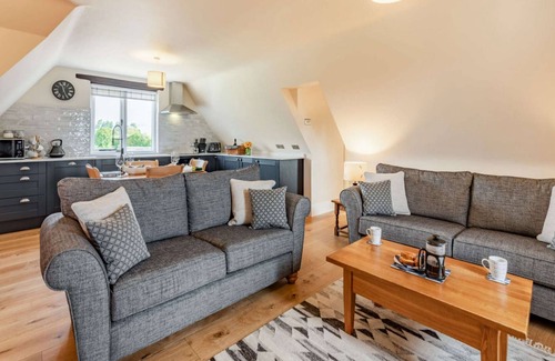 Fairford Apartment | Two bedroom holiday accommodation with indoor swimming pool - Meadow View