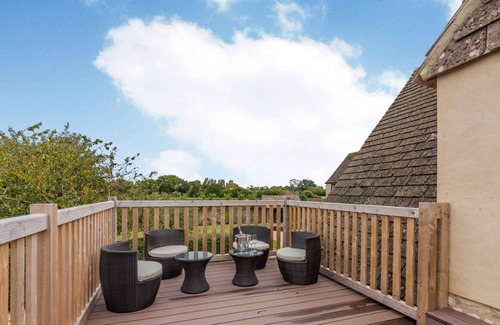 Fairford Apartment | Two bedroom holiday accommodation with indoor swimming pool - Meadow View