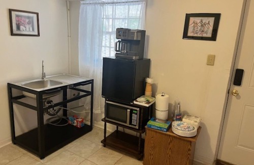 Athens House | Two Bedroom home near UGA - with newly renovated floors!