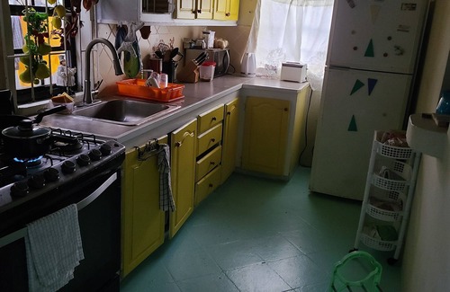 Henrys House | Two-bedroom house for rent in the city, 2 minutes from popular Brown's Beach.
