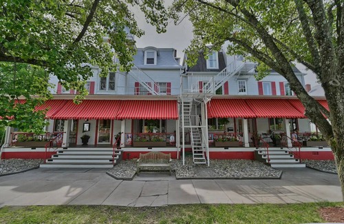 Milford House | Two Bedroom King Suite, Tom Quick Inn, Daily Housekeeping, Bar Onsite