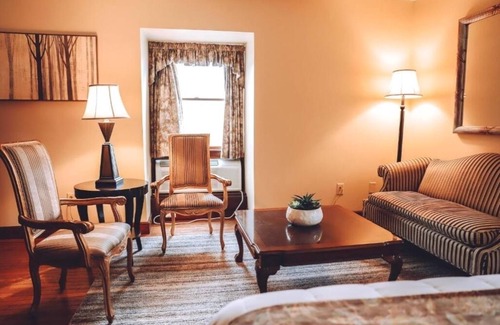 Milford House | Two Bedroom King Suite, Tom Quick Inn, Daily Housekeeping, Bar Onsite