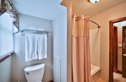 Milford House | Two Bedroom King Suite, Tom Quick Inn, Daily Housekeeping, Bar Onsite