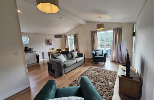 Liskeard Cabin | Two Bedroom Lodge In The Country - Owl, Peacock & Meadow