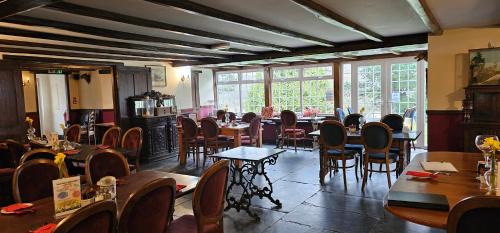 Liskeard House | Two Bedroom Lodge In The Country - Restaurant Bar Onsite