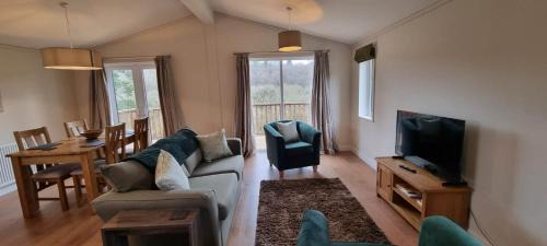 Liskeard House | Two Bedroom Lodge In The Country - Restaurant Bar Onsite