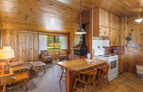 Ennis Apartment | Two bedroom log cabin