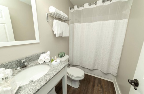 Lackey Resort | Two Bedroom Luxury Cottage, Williamsburg, Virginia (1907215)