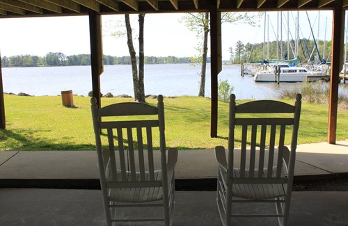 Craven County Cottage | Two-bedroom/one bath cottage with dock