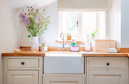 Moreton-in-Marsh Cottage | Two bedroom period Cotswold holiday cottage in Moreton-in-Marsh - Wendle Cottage