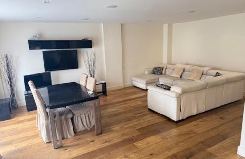 Whittington Apartment | Two Bedroom penthouse apartment in Colindale
