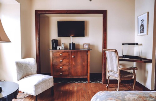 Milford House | Two Bedroom Queen Suite, Tom Quick Inn, Pet-Friendly, Free Parking