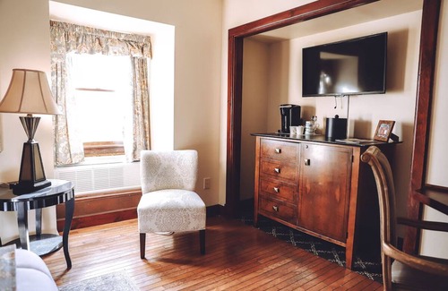 Milford House | Two Bedroom Queen Suite, Tom Quick Inn, Pet-Friendly, Free Parking