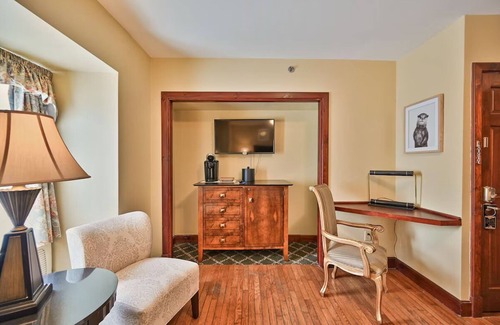Milford House | Two Bedroom Queen Suite, Tom Quick Inn, Pet-Friendly, Free Parking