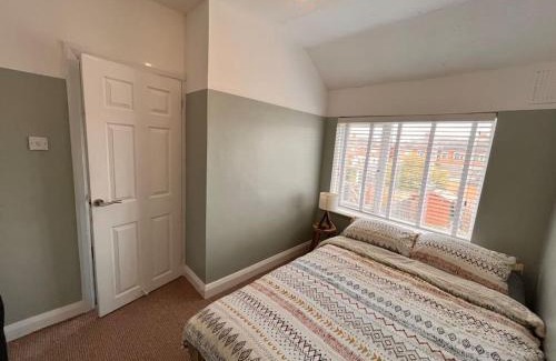 Hull House | Two bedroom terrace house with parking
