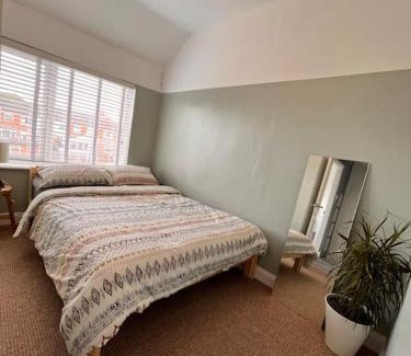 Hull House | Two bedroom terrace house with parking