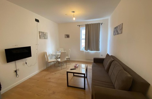 Walpole Apartment | Two bedrooms in Ealing 2