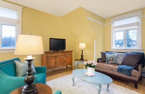 South Central Condo | Two Blocks from the lake!