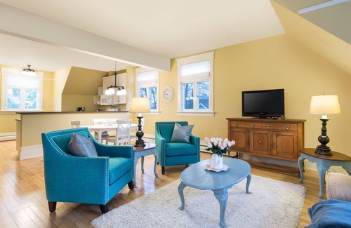 South Central Condo | Two Blocks from the lake!