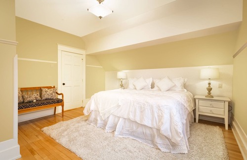 South Central Condo | Two Blocks from the lake!