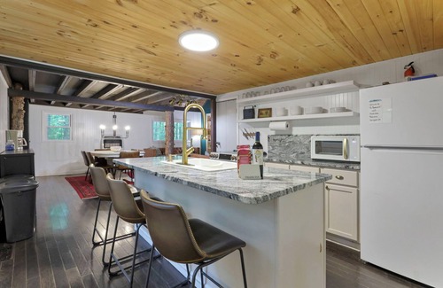 Rockbridge Cabin | TWO CABINS in Hocking Hills! Lake, Hot tub, Horseshoes, Tetherball and More!