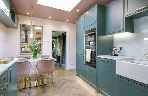 Croxley Green Cottage | TWO COPTHORNE COTTAGES, pet friendly, with open fire in Croxley Green