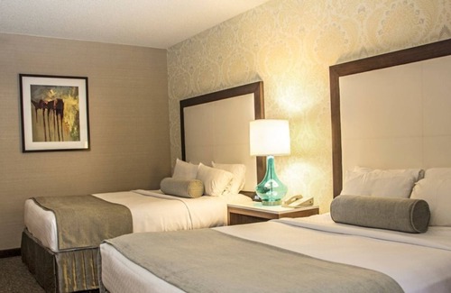 Downtown Resort | TWO COZY UNITS! HEATED POOL, PARKING