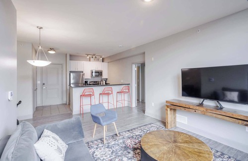 Central Business District Apartment | TWO CozySuites at the Banks 17