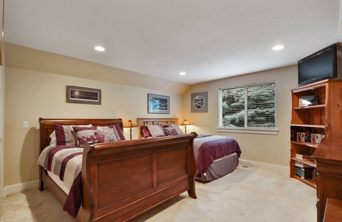 Sagle House | Two Custom Waterfront Adjoining Homes sleep 36 people- Great for large groups!