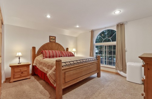 Sagle House | Two Custom Waterfront Adjoining Homes sleep 36 people- Great for large groups!