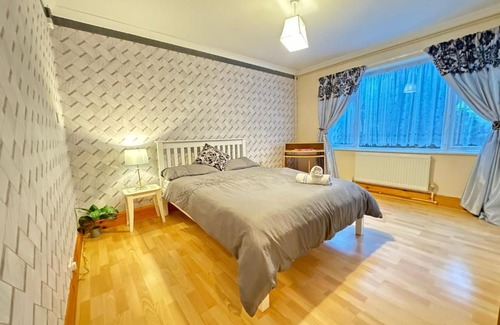 Farnham Apartment | Two Double Bedroom Maisonette with rear garden.