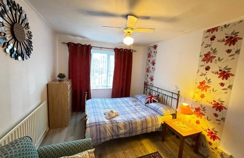 Farnham Apartment | Two Double Bedroom Maisonette with rear garden.