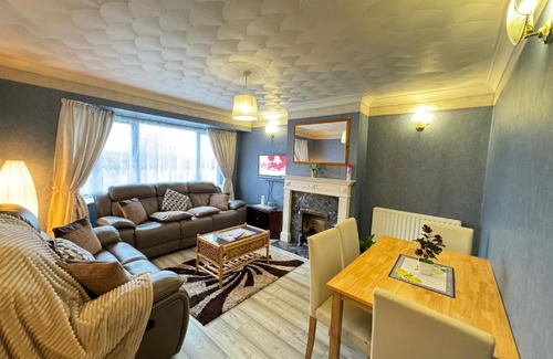 Farnham Apartment | Two Double Bedroom Maisonette with rear garden.