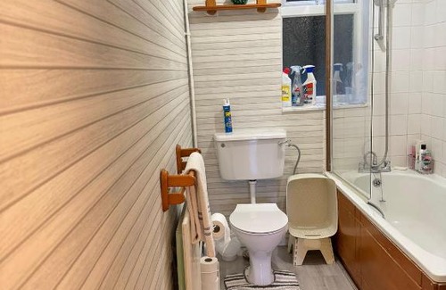 Farnham Apartment | Two Double Bedroom Maisonette with rear garden.