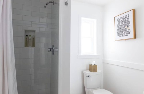 Lower Haight House | Two Double Room, Metro Hotel, Artistic Comfort, Close to From Golden Gate Park