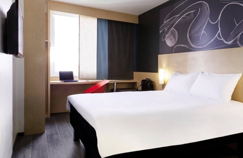 Cuauhtemoc Hotel | Two Family Ready Rooms with Free Parking and Close to Palacio de Bellas Artes!