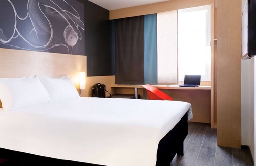 Cuauhtemoc Hotel | Two Family Ready Rooms with Free Parking and Close to Palacio de Bellas Artes!