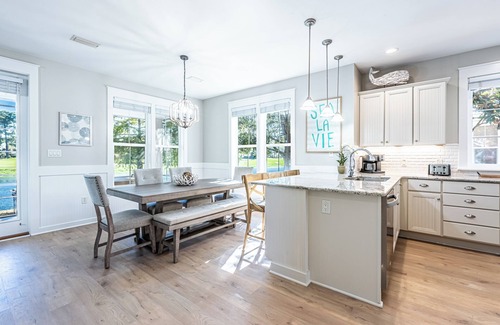 Laurel Grove House | Two Golf Carts ~ Lake & Golf Course Views ~ Screened Porch