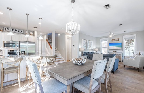 Laurel Grove House | Two Golf Carts ~ Lake & Golf Course Views ~ Screened Porch