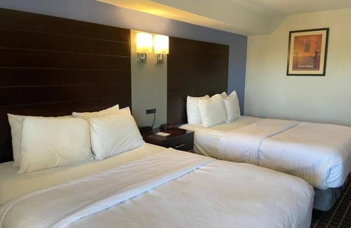 Westside Santa Cruz Hotel | Two King bed & sofa bed Santa Cruz Beach Boardwalk