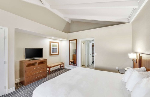 North Mountain Hotel | Two King Room at a 4⭐️ Hotel
