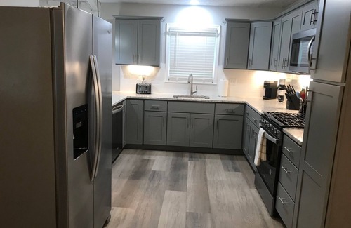 Woodstock House | Two Kings & a Queen-Woodstock Extended Stay