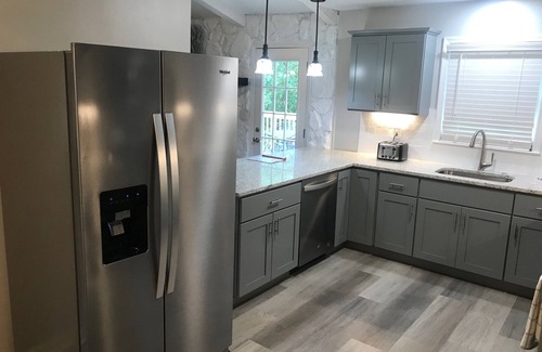 Woodstock House | Two Kings & a Queen-Woodstock Extended Stay