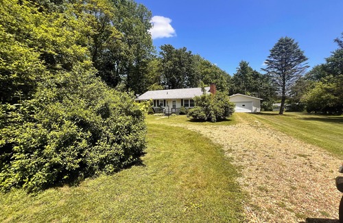 Franklin House | Two-mile Getaway. 3 bedroom house in quiet neighborhood in the country