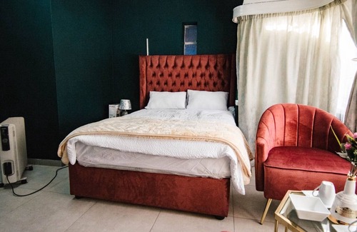 Greater Johannesburg Metropolitan Area Apartment | Two minutes to the Orlando stadium, Family sized Bed easy access to theme parks.