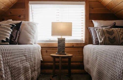Sandpoint Cabin | Two Paws Cabin- Chapman Springs
