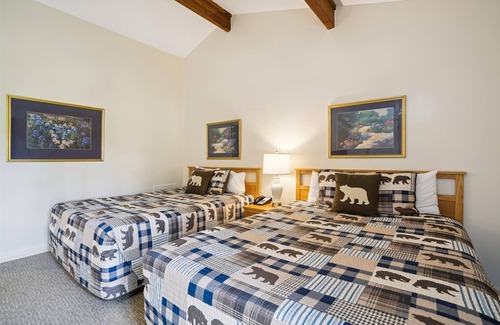West Bridgewater Hotel | Two Queen Bed Standard Hotel Room w/outdoor heated pool 204